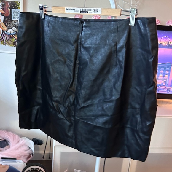 🖤 Sexy vegan leather grommet/lace-up/corset style black lined mini skirt - Picture 4 of 6